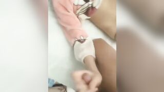 【91少女杀手】穿着可爱粉红睡衣的小女友被掀开被子，鲍鱼菊花好干净，少女青春的肉体插进去很快就有水了，马上让她陶醉其中