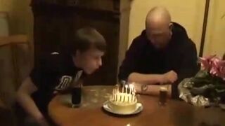 【乱伦】儿子满十五岁生日 妈妈让他操，父亲一旁拍摄.