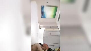 皮肤雪白漂亮的大长腿性感美女酒店上门服务,强行拉掉裤子不洗澡强迫口交,干逼时男说你的逼比你脸蛋都好看