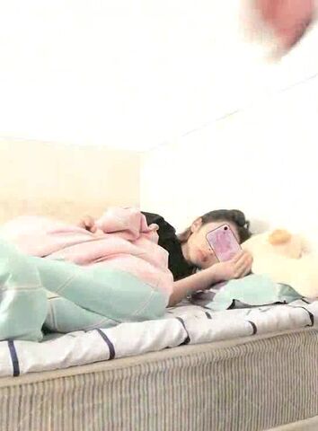 大二00后漂亮女友玩吃鸡游戏被拉过来干一炮 无套爆操骨干美人 蜜桃美臀适合后入 淫语浪叫 高清原码录制