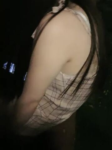 深夜里的小骚妹好骚啊，勾搭回家直接扒光啪啪，玩她奶子摸她逼直接上位无套激情抽插，深夜可射不要错过