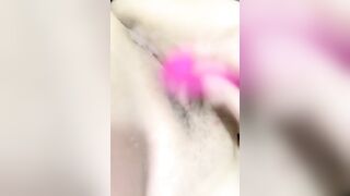 大奶子少妇露脸颜值很高一对巨乳就够玩半年，这奶子晃的眼晕吃起来她不香吗，自慰骚逼喷水好湿啊不要错过