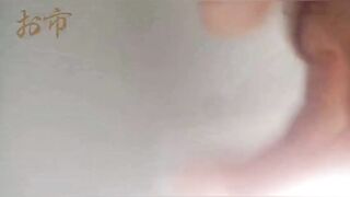 国内厕拍大神潜入某师范学院女厕偷拍学生妹嘘嘘下课人多要排队等厕位