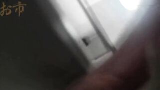 国内厕拍大神潜入某师范学院女厕偷拍学生妹嘘嘘下课人多要排队等厕位