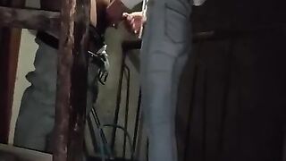 【麻花免费视频】废弃工厂楼梯口干出轨长腿人妻