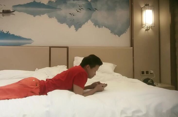 《韦小宝的第二春》3个单男宾馆约炮一块玩弄一个逼毛浓密性欲强的骚女