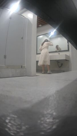 最新流出办公楼厕拍系列 骚气黑衣小妹还没蹲下就走光被看到晃眼的白内裤