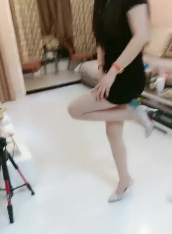 肉丝大长腿露脸的极品少妇与小哥激情啪啪，粉嫩的骚逼极品口活打桩机式爆草真刺激