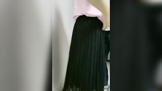 厂长勾搭女员工穿裙子扒起来就是方便，脱光按在床上激情抽插叫声骚浪