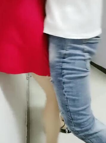 红裙少妇就是火热，门前扒光床上玩弄，口交大鸡巴各种抽插浪荡呻吟