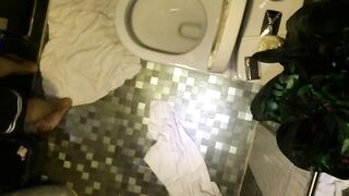 小女友喝晕在酒店卫生间光屁屁发酒疯