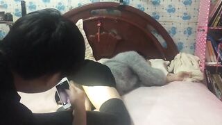 【专搞少妇】吕布少妇系-少妇约了男主，老公不在家寂寞，家门没关，穿着短裙躺